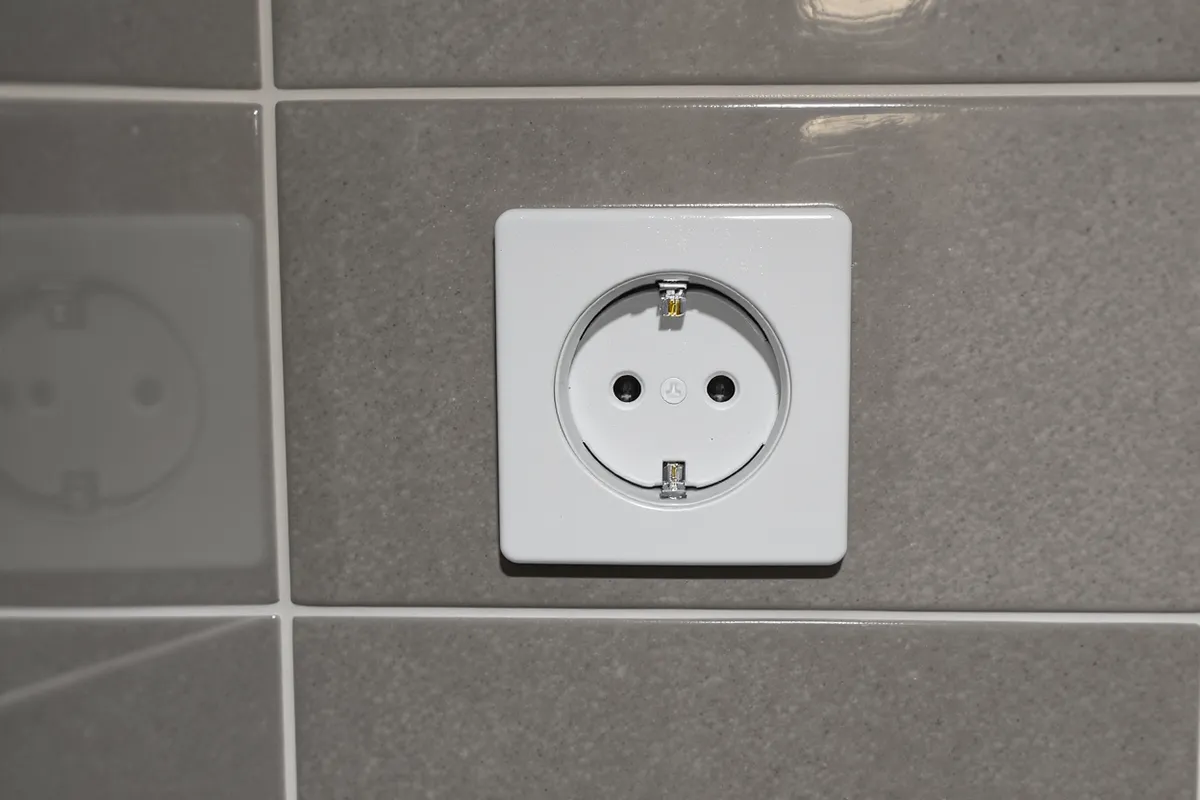 Säker elinstallation i badrum med zonindelning och jordfelsbrytare