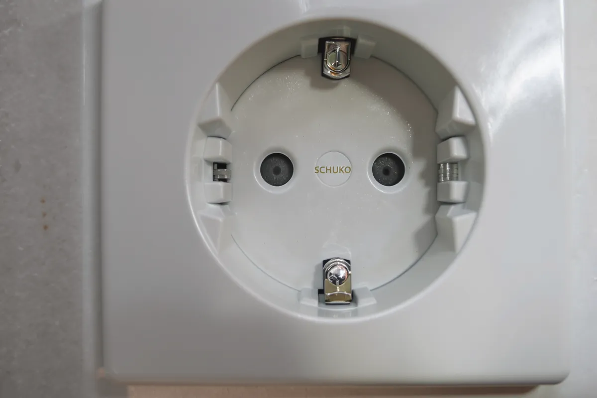 Jordat vägguttag installerat av behörig elektriker