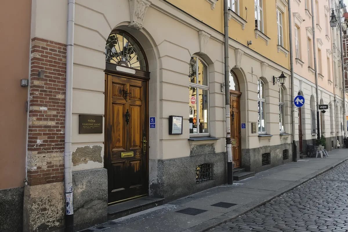 Låssmed i Stockholm hjälper kund med låst dörr