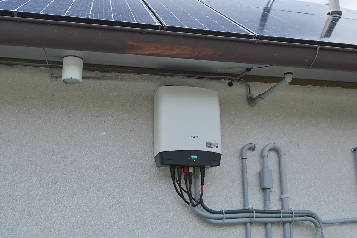 Elektriker kopplar in solceller till elcentral och elnät