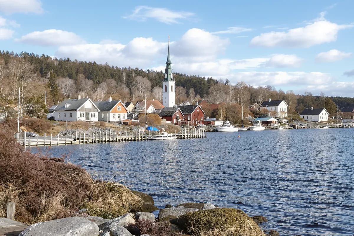Rörmokare på VVS-jour åtgärdar en vattenläcka under diskbänken