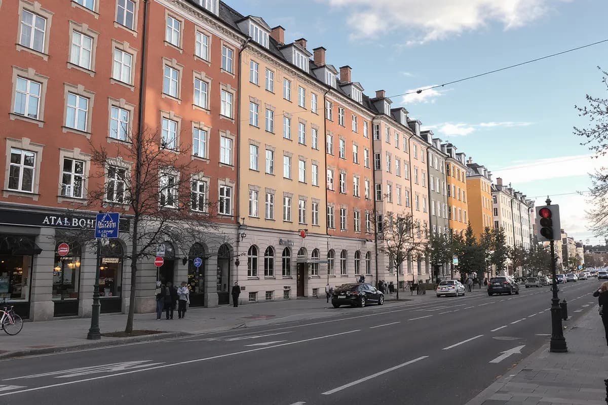 Jour-rörmokare åtgärdar akut vattenläcka under diskbänken i en Stockholmslägenhet