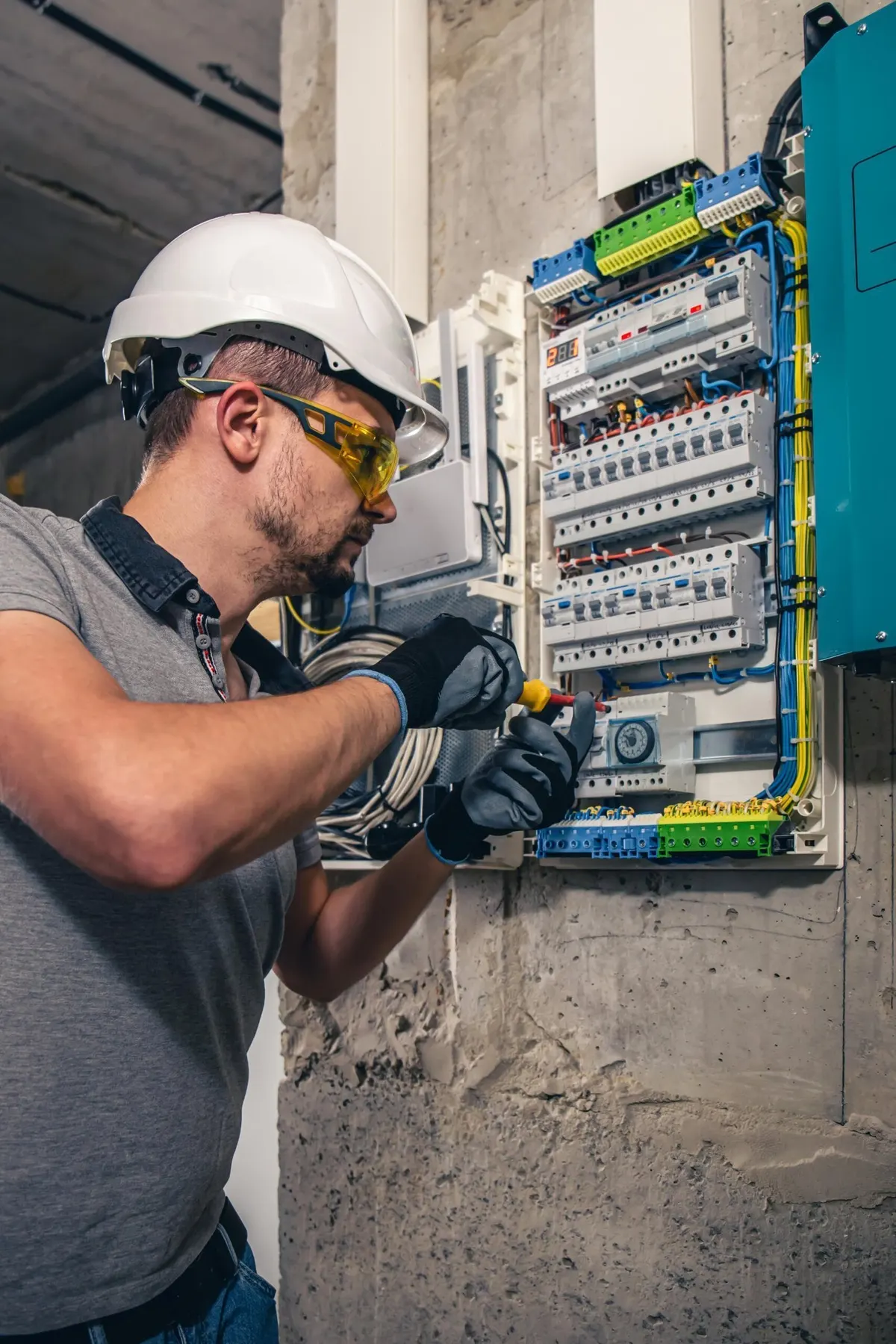 Elektriker utför arbete för både företag och privatkund