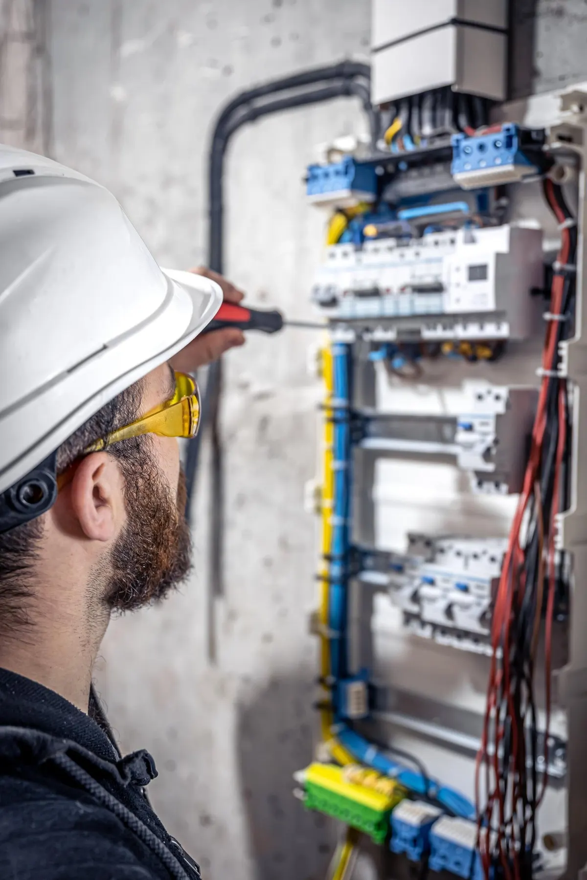 Elektriker i Höganäs – Behörig elektriker arbetar i en elcentral