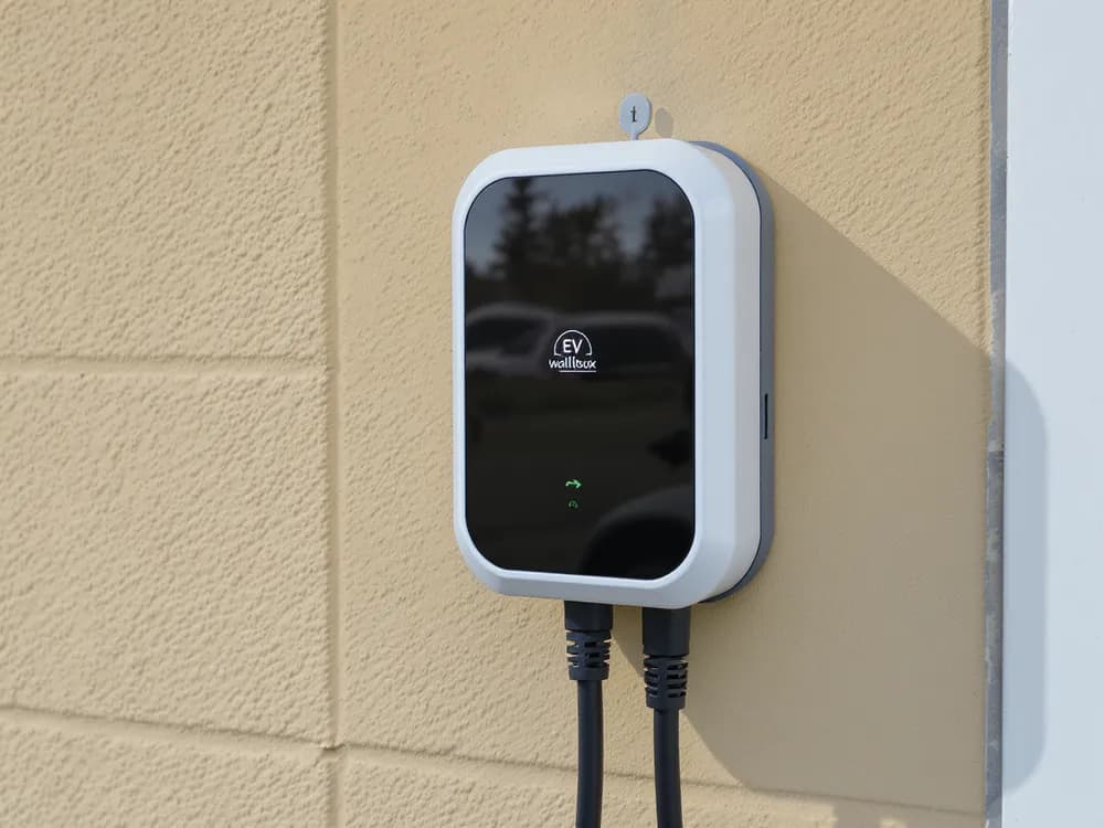 Modern elinstallation med laddbox av behörig elektriker