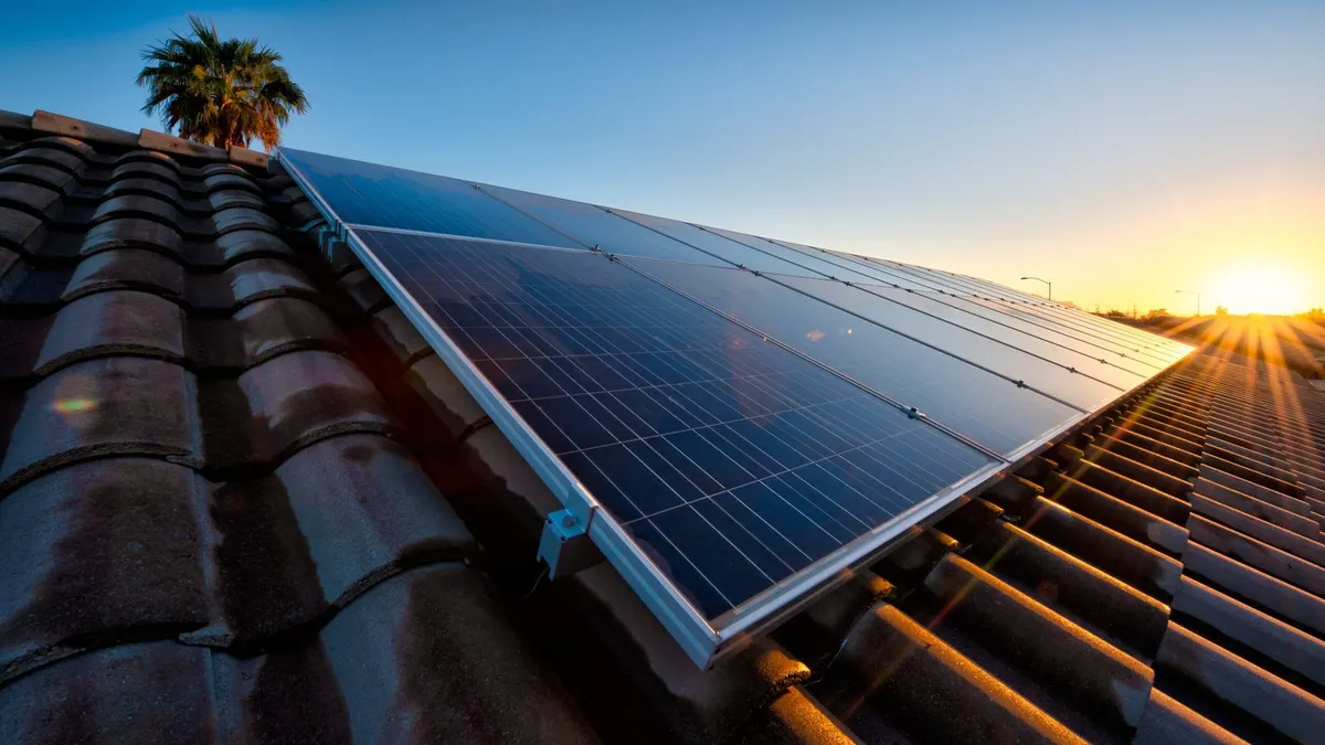 Laddbox för elbil installerad på husvägg av behörig elektriker